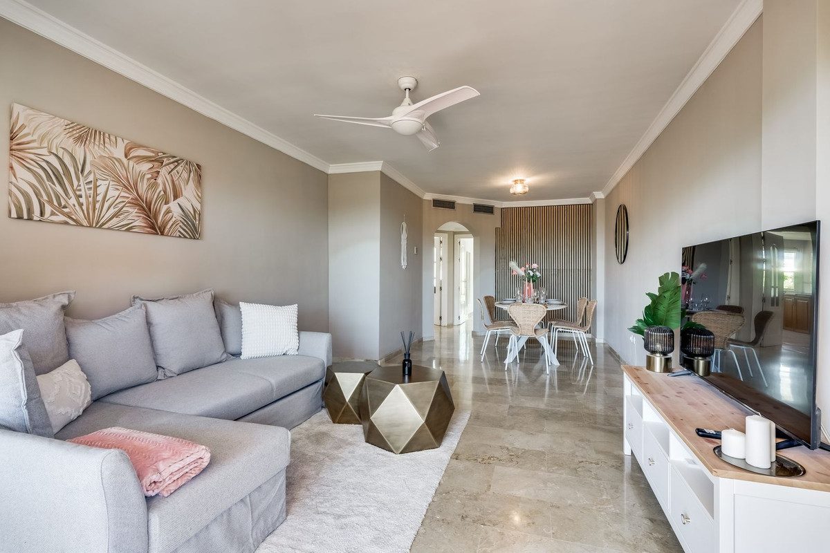 Middle Floor Apartment in Estepona, Costa del Sol – 2 beds – 369000 € - photo 7 of 20