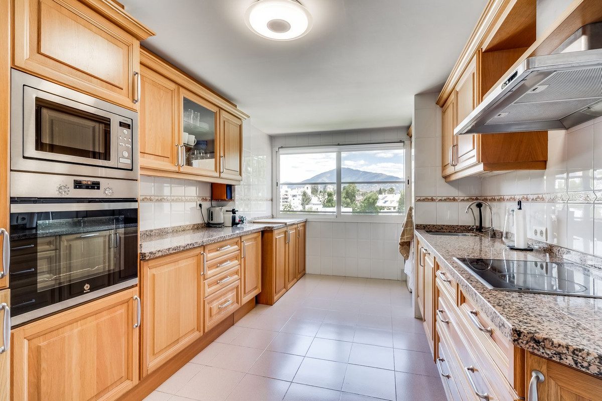 Middle Floor Apartment in Estepona, Costa del Sol – 2 beds – 369000 € - photo 11 of 20
