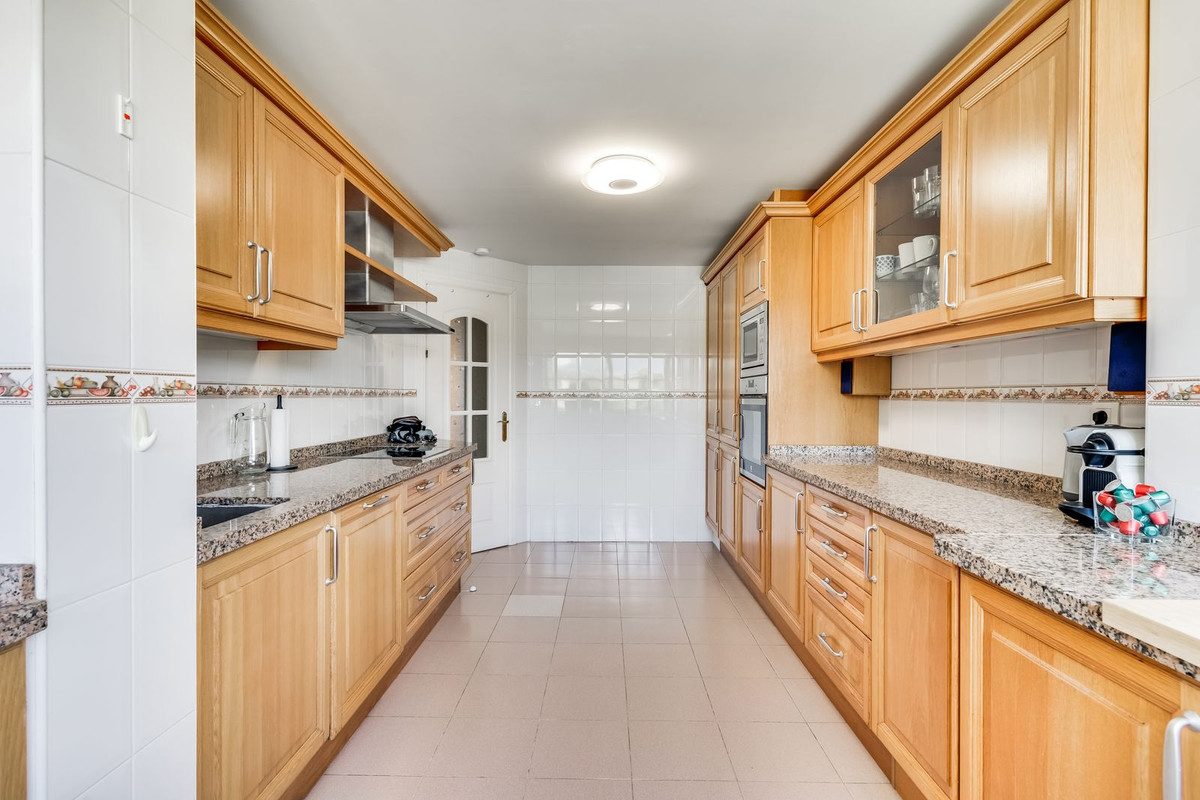 Middle Floor Apartment in Estepona, Costa del Sol – 2 beds – 369000 € - photo 13 of 20
