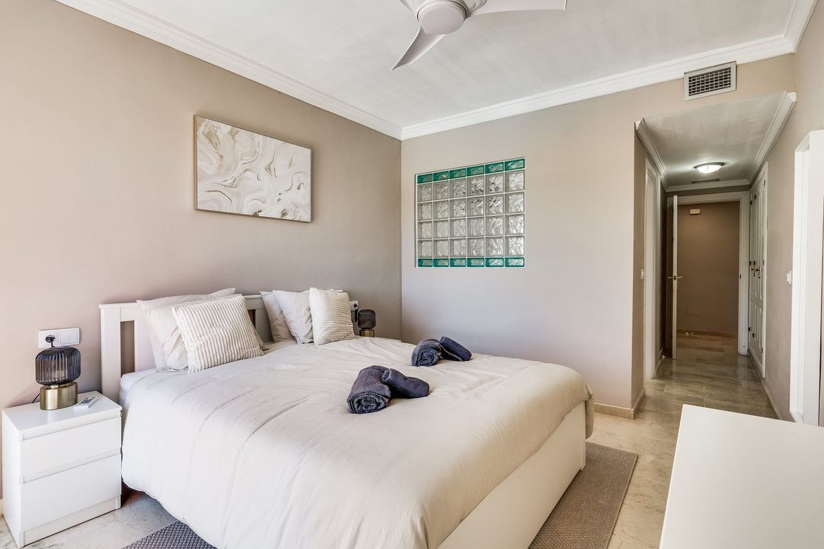 Middle Floor Apartment in Estepona, Costa del Sol – 2 beds – 369000 € - photo 14 of 20