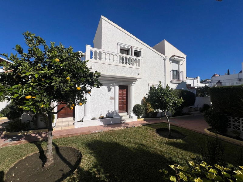 Semi-Detached House in Estepona, Costa del Sol – 3 beds – 595000 €