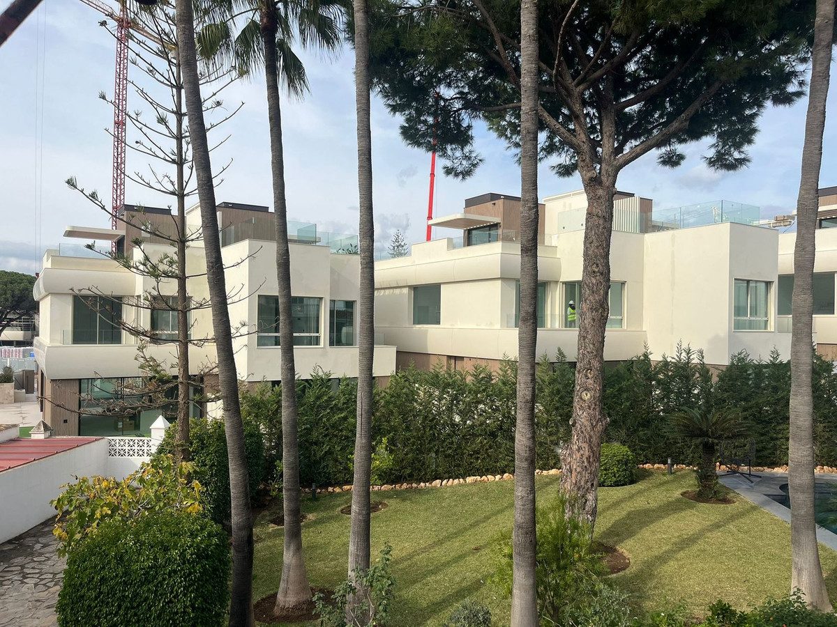 Detached Villa in Marbella, Costa del Sol – 4 beds – 2500000 € - photo 10 of 14