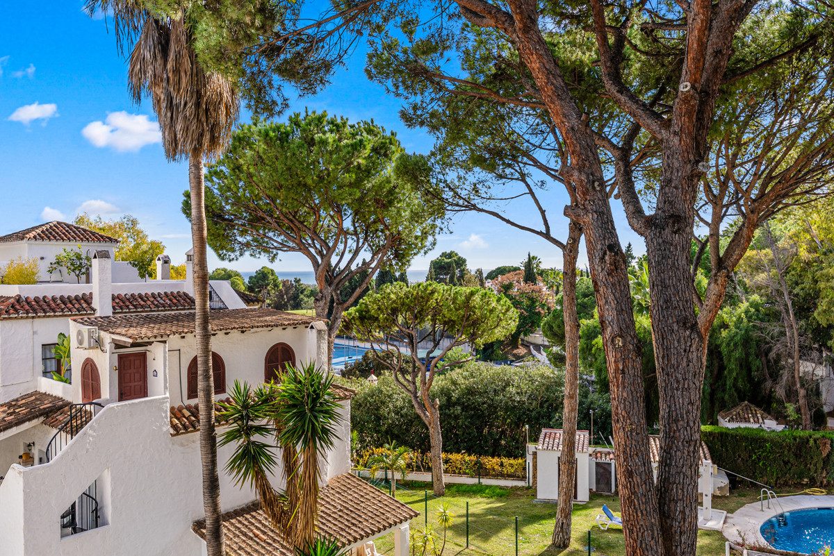 Middle Floor Apartment in Marbella, Costa del Sol – 2 beds – 399000 € - photo 3 of 25