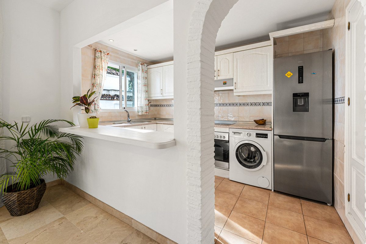 Middle Floor Apartment in Marbella, Costa del Sol – 2 beds – 399000 € - photo 4 of 25