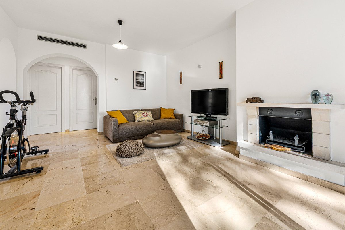 Middle Floor Apartment in Marbella, Costa del Sol – 2 beds – 399000 € - photo 9 of 25