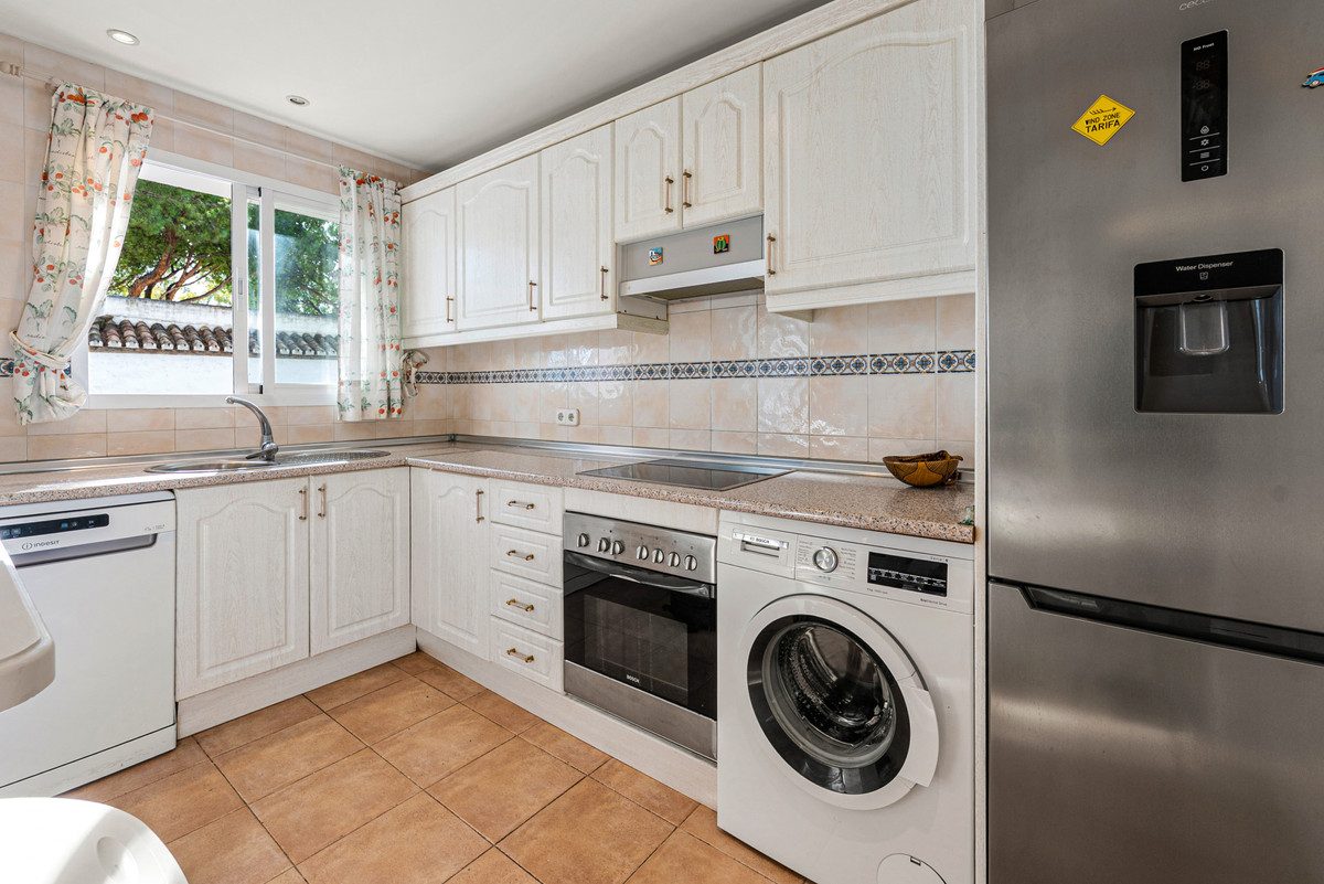 Middle Floor Apartment in Marbella, Costa del Sol – 2 beds – 399000 € - photo 10 of 25