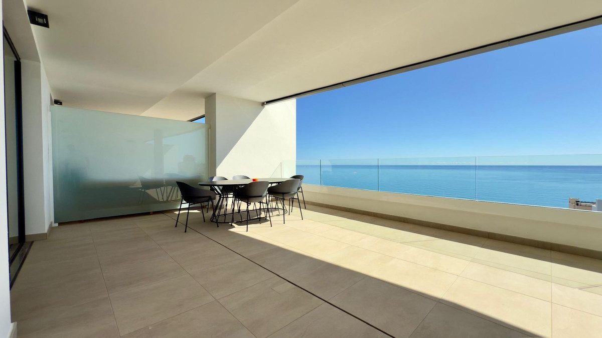 Middle Floor Apartment in Fuengirola, Costa del Sol – 2 beds – 650000 € - photo 1 of 15