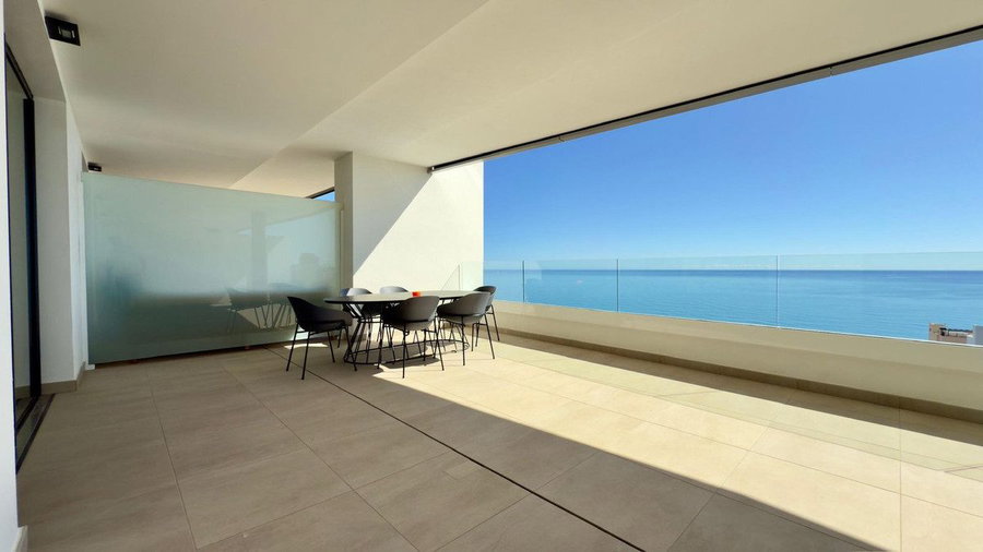 Middle Floor Apartment in Fuengirola, Costa del Sol – 2 beds – 650000 € - photo 1 of 15