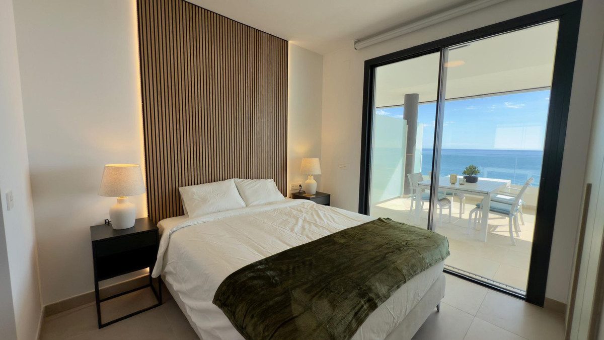 Middle Floor Apartment in Fuengirola, Costa del Sol – 2 beds – 650000 € - photo 3 of 15