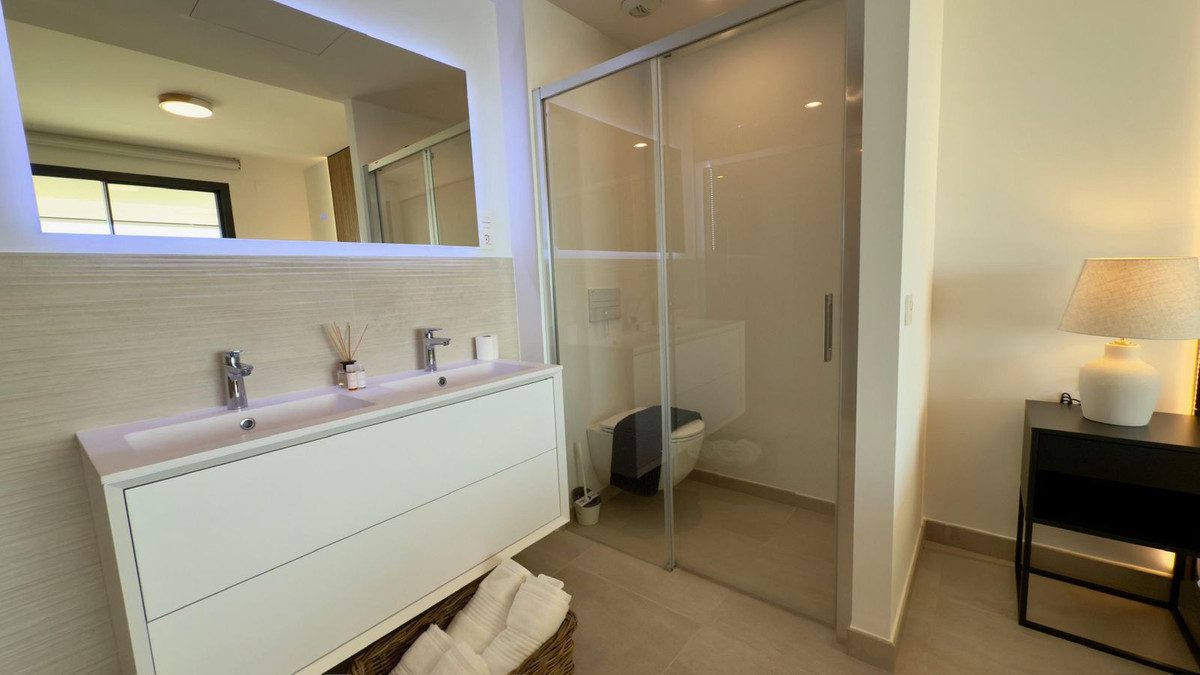 Middle Floor Apartment in Fuengirola, Costa del Sol – 2 beds – 650000 € - photo 6 of 15