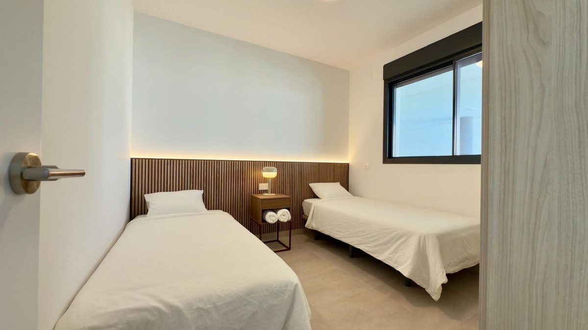 Middle Floor Apartment in Fuengirola, Costa del Sol – 2 beds – 650000 € - photo 8 of 15