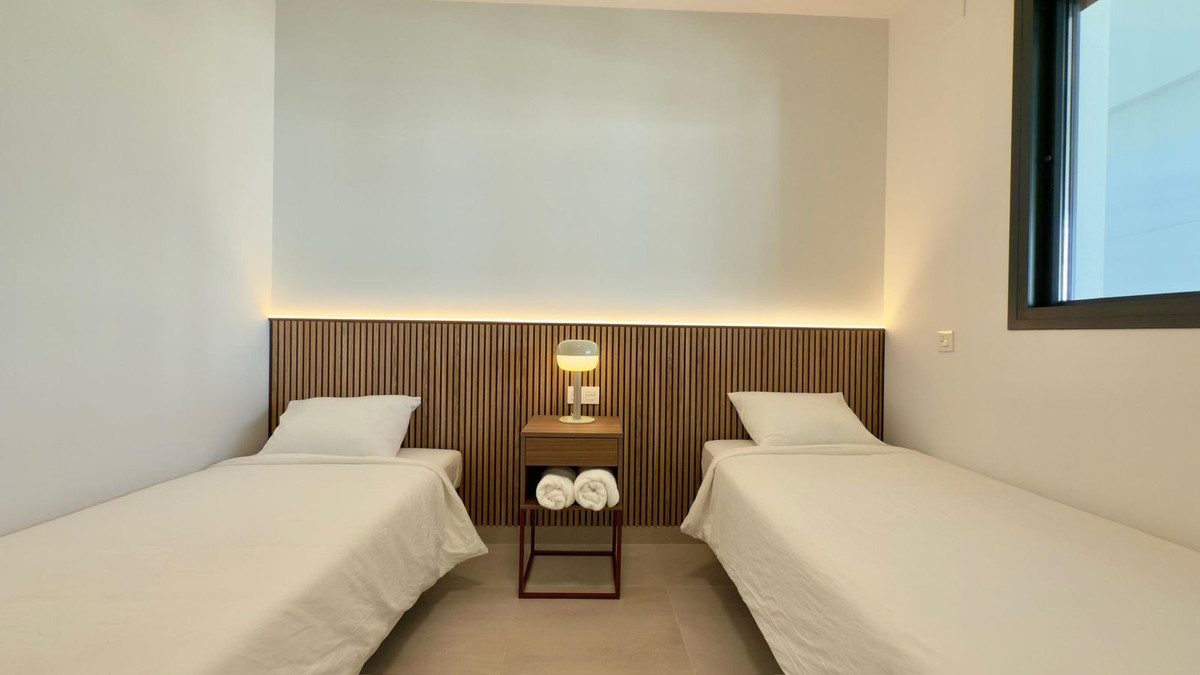 Middle Floor Apartment in Fuengirola, Costa del Sol – 2 beds – 650000 € - photo 10 of 15