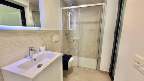 Middle Floor Apartment in Fuengirola, Costa del Sol – 2 beds – 650000 € - photo 11 of 15