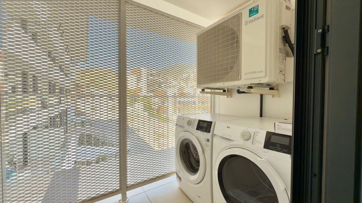 Middle Floor Apartment in Fuengirola, Costa del Sol – 2 beds – 650000 € - photo 12 of 15