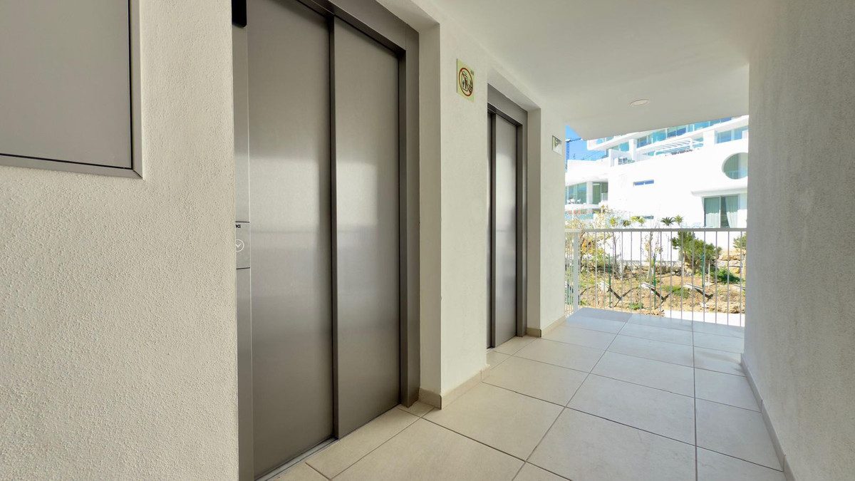 Middle Floor Apartment in Fuengirola, Costa del Sol – 2 beds – 650000 € - photo 14 of 15