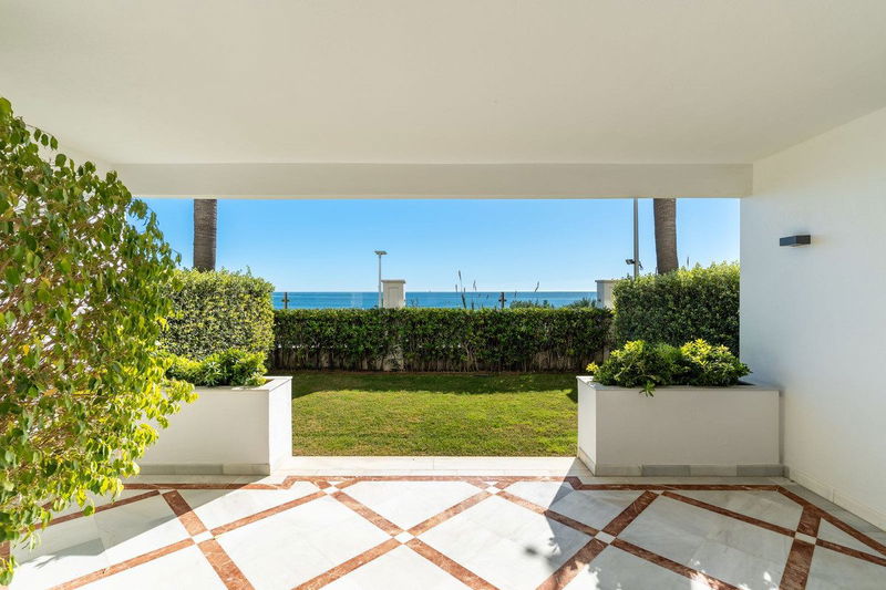 Ground Floor Apartment in Estepona, Costa del Sol – 2 beds – 1400000 €