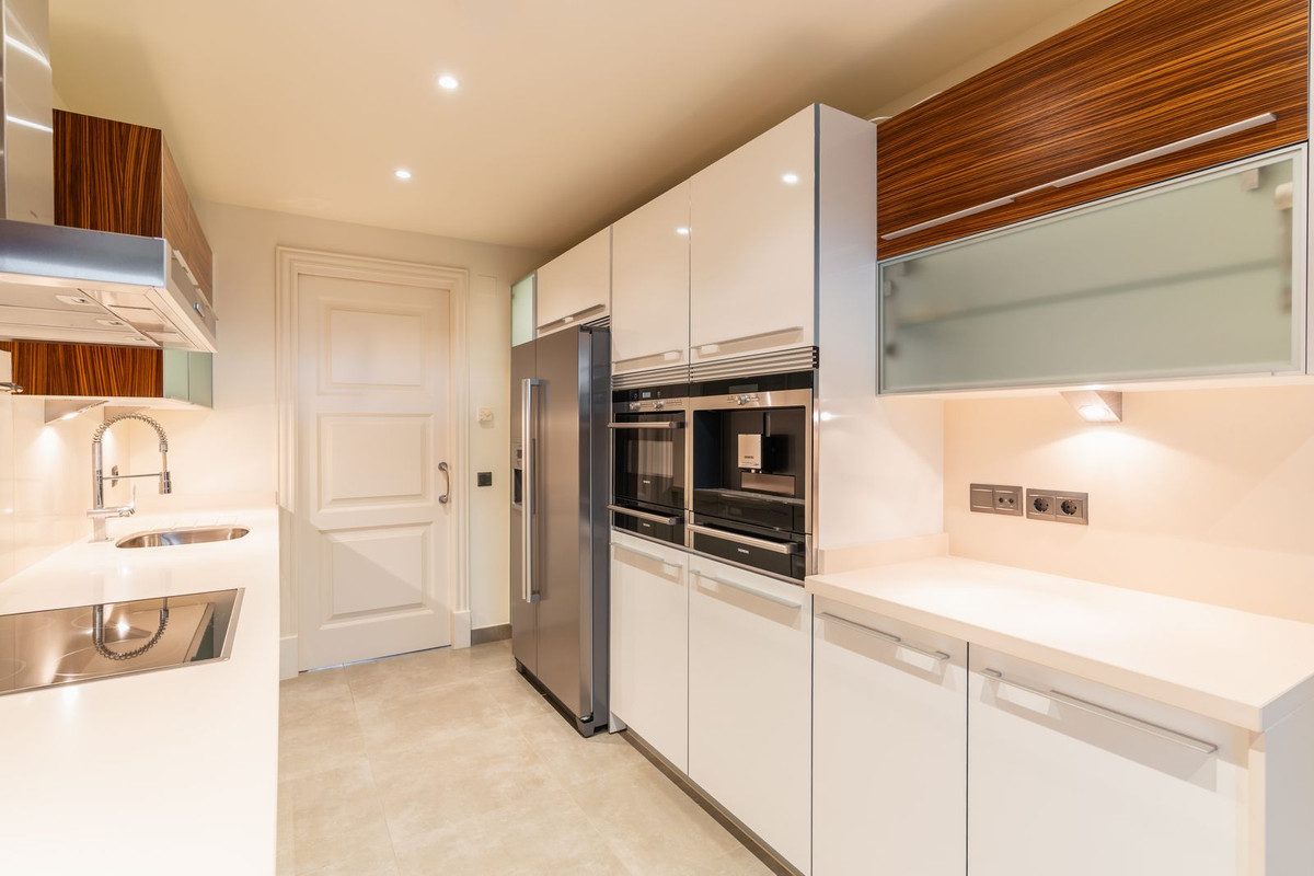 Ground Floor Apartment in Estepona, Costa del Sol – 2 beds – 1400000 € - photo 3 of 27