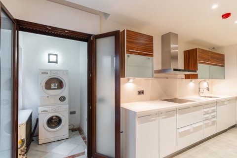 Ground Floor Apartment in Estepona, Costa del Sol – 2 beds – 1400000 € - photo 4 of 27