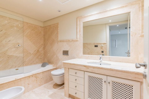 Ground Floor Apartment in Estepona, Costa del Sol – 2 beds – 1400000 € - photo 5 of 27
