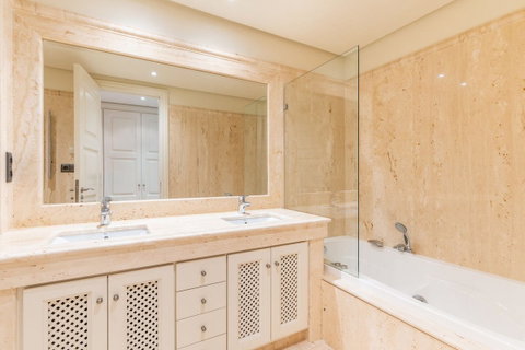 Ground Floor Apartment in Estepona, Costa del Sol – 2 beds – 1400000 € - photo 7 of 27