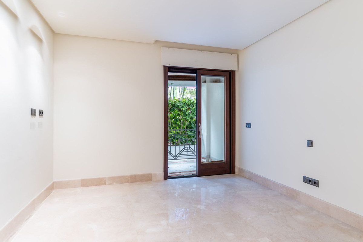Ground Floor Apartment in Estepona, Costa del Sol – 2 beds – 1400000 € - photo 9 of 27