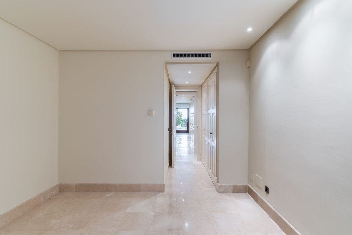 Ground Floor Apartment in Estepona, Costa del Sol – 2 beds – 1400000 € - photo 10 of 27