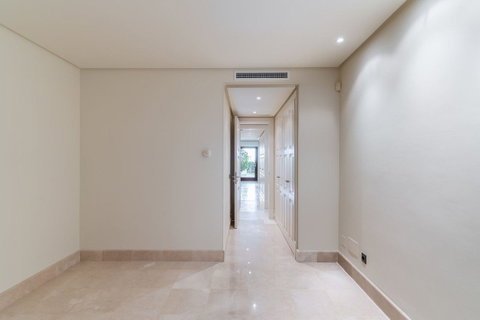 Ground Floor Apartment in Estepona, Costa del Sol – 2 beds – 1400000 € - photo 10 of 27
