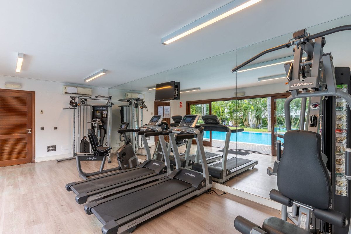 Ground Floor Apartment in Estepona, Costa del Sol – 2 beds – 1400000 € - photo 11 of 27