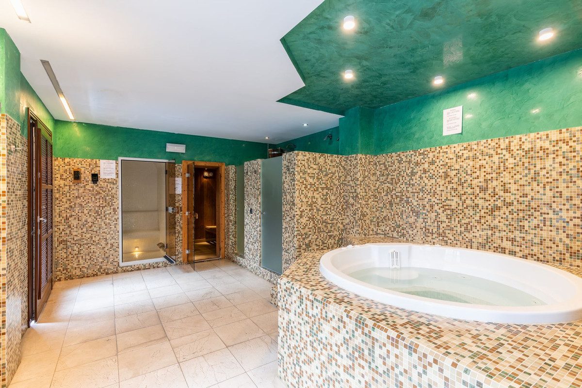 Ground Floor Apartment in Estepona, Costa del Sol – 2 beds – 1400000 € - photo 13 of 27
