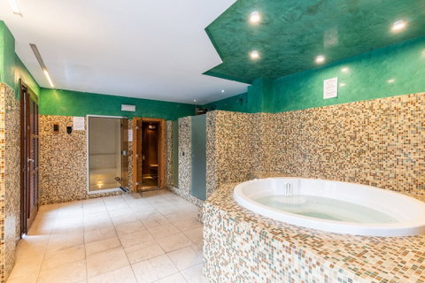 Ground Floor Apartment in Estepona, Costa del Sol – 2 beds – 1400000 € - photo 13 of 27