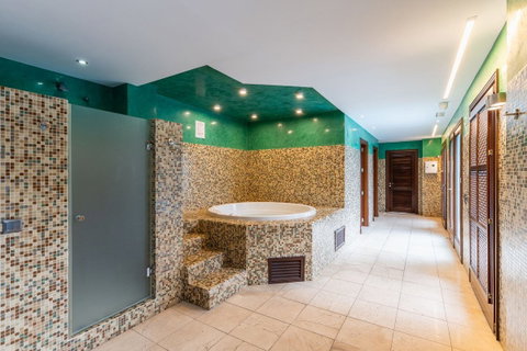 Ground Floor Apartment in Estepona, Costa del Sol – 2 beds – 1400000 € - photo 14 of 27