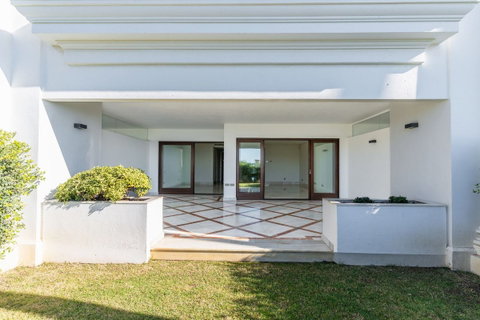 Ground Floor Apartment in Estepona, Costa del Sol – 2 beds – 1400000 € - photo 16 of 27