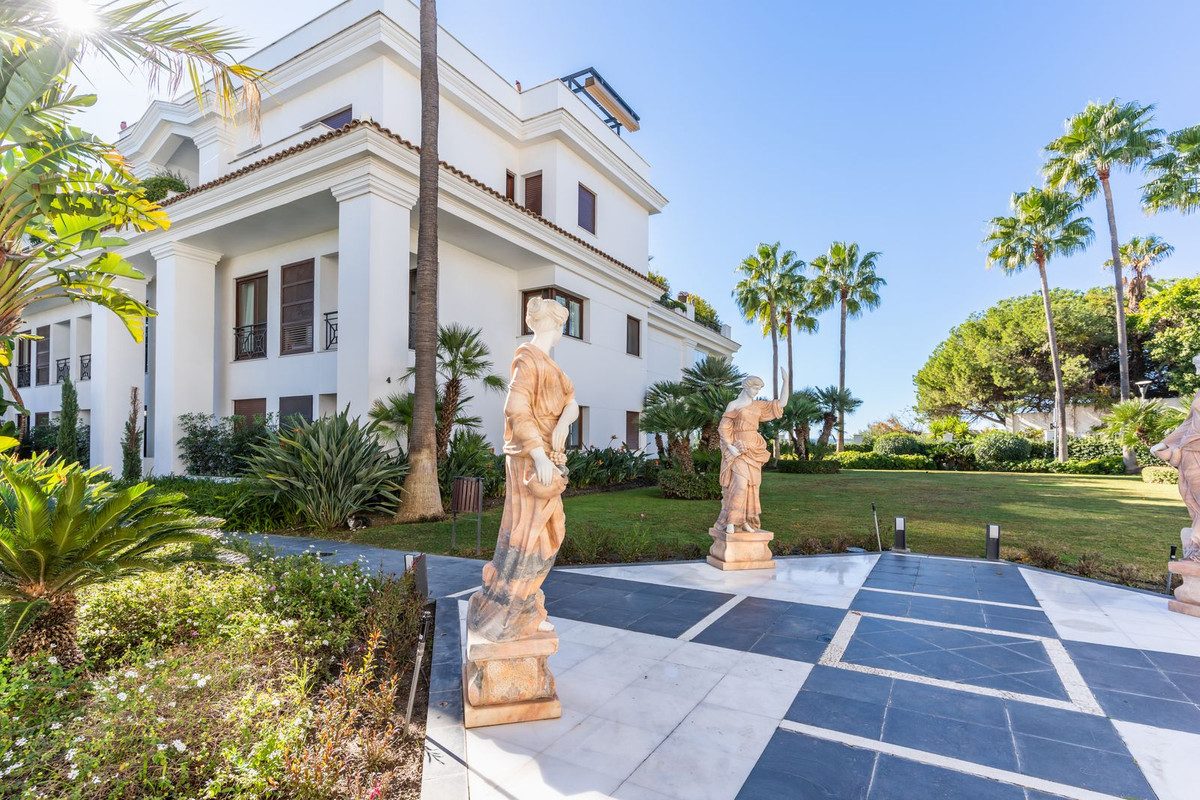 Ground Floor Apartment in Estepona, Costa del Sol – 2 beds – 1400000 € - photo 17 of 27