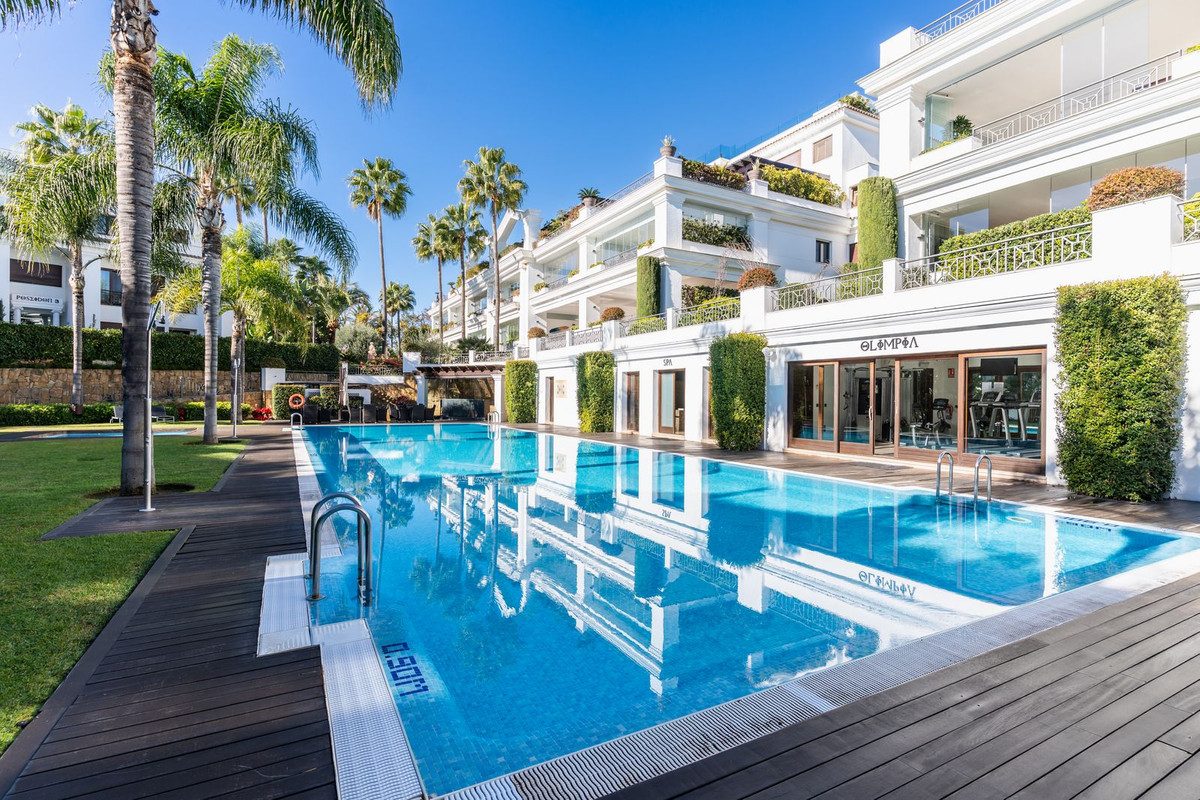 Ground Floor Apartment in Estepona, Costa del Sol – 2 beds – 1400000 € - photo 18 of 27