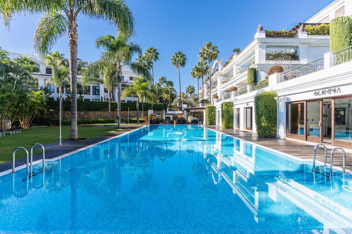 Ground Floor Apartment in Estepona, Costa del Sol – 2 beds – 1400000 € - photo 19 of 27