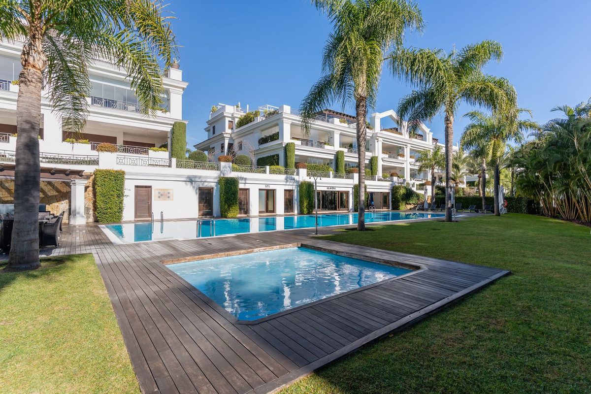 Ground Floor Apartment in Estepona, Costa del Sol – 2 beds – 1400000 € - photo 21 of 27