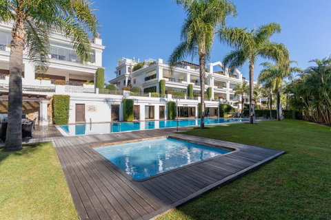 Ground Floor Apartment in Estepona, Costa del Sol – 2 beds – 1400000 € - photo 21 of 27