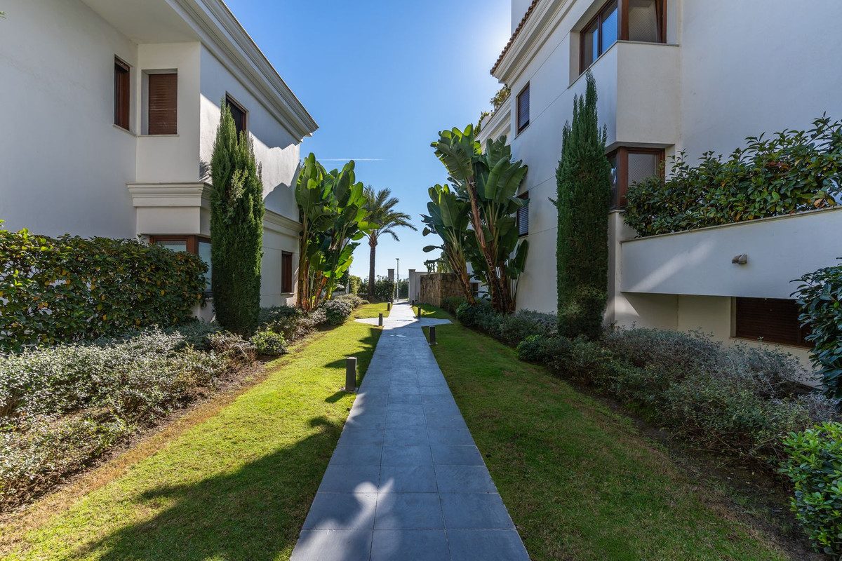 Ground Floor Apartment in Estepona, Costa del Sol – 2 beds – 1400000 € - photo 22 of 27