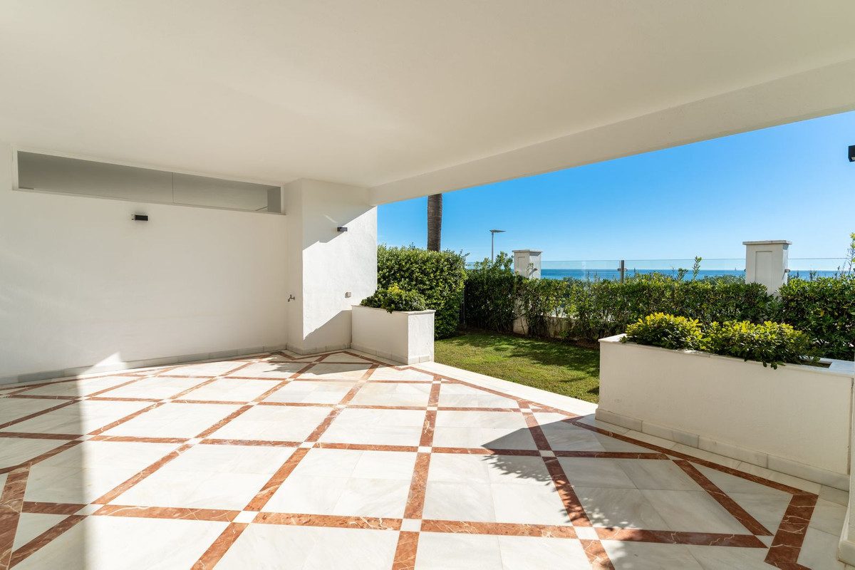Ground Floor Apartment in Estepona, Costa del Sol – 2 beds – 1400000 € - photo 23 of 27