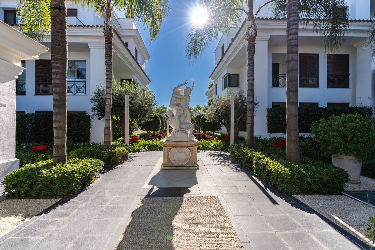 Ground Floor Apartment in Estepona, Costa del Sol – 2 beds – 1400000 € - photo 24 of 27