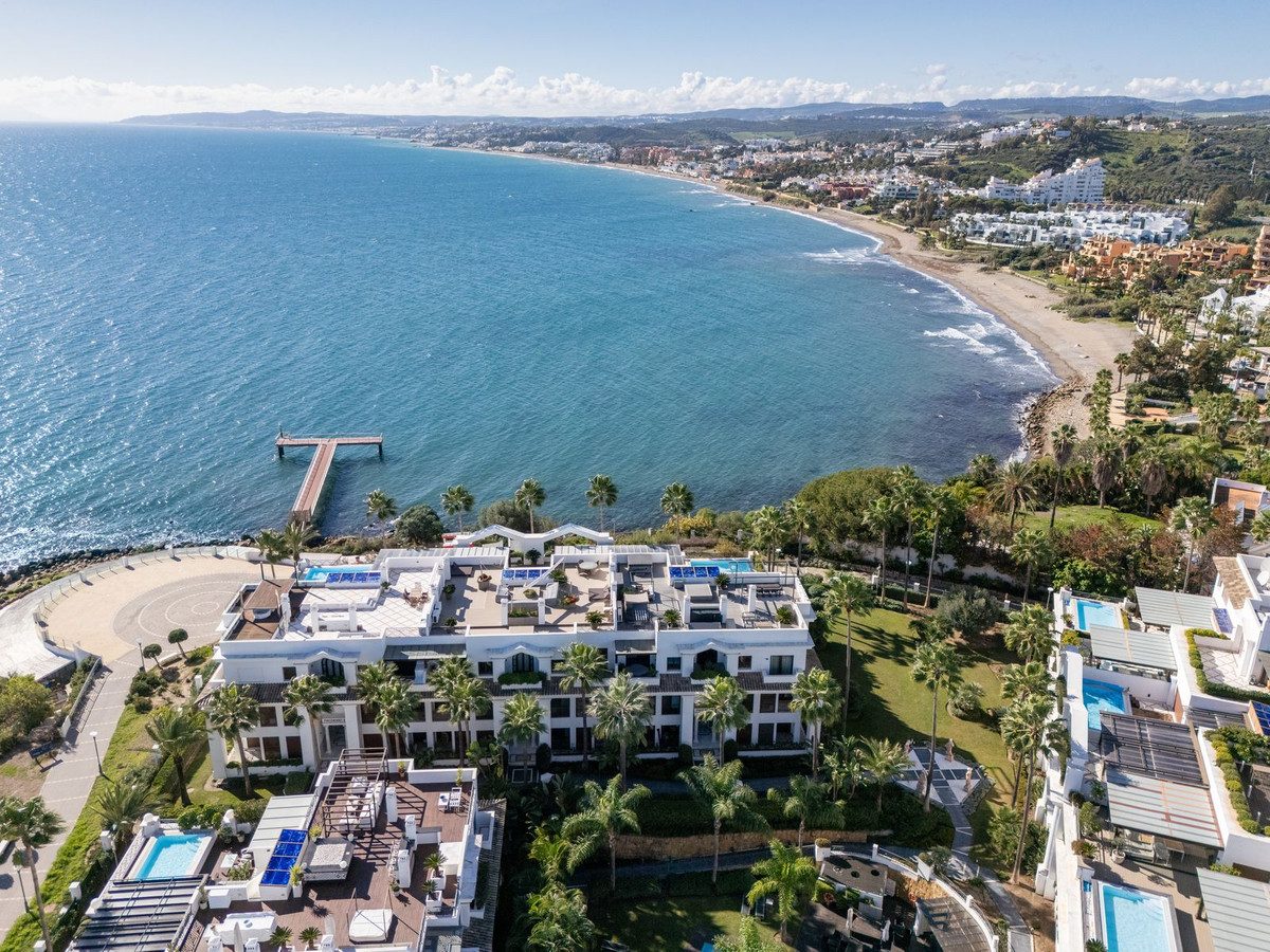 Ground Floor Apartment in Estepona, Costa del Sol – 2 beds – 1400000 € - photo 25 of 27