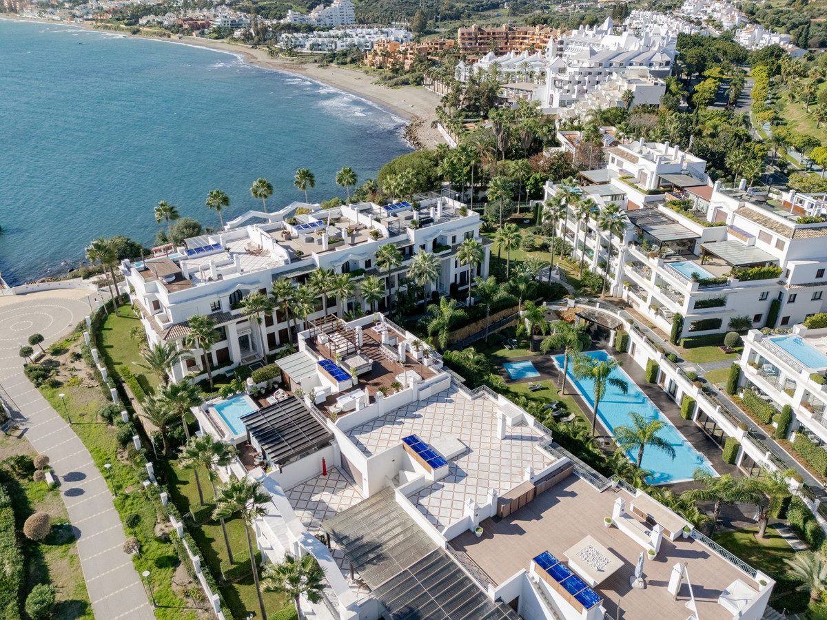 Ground Floor Apartment in Estepona, Costa del Sol – 2 beds – 1400000 € - photo 26 of 27