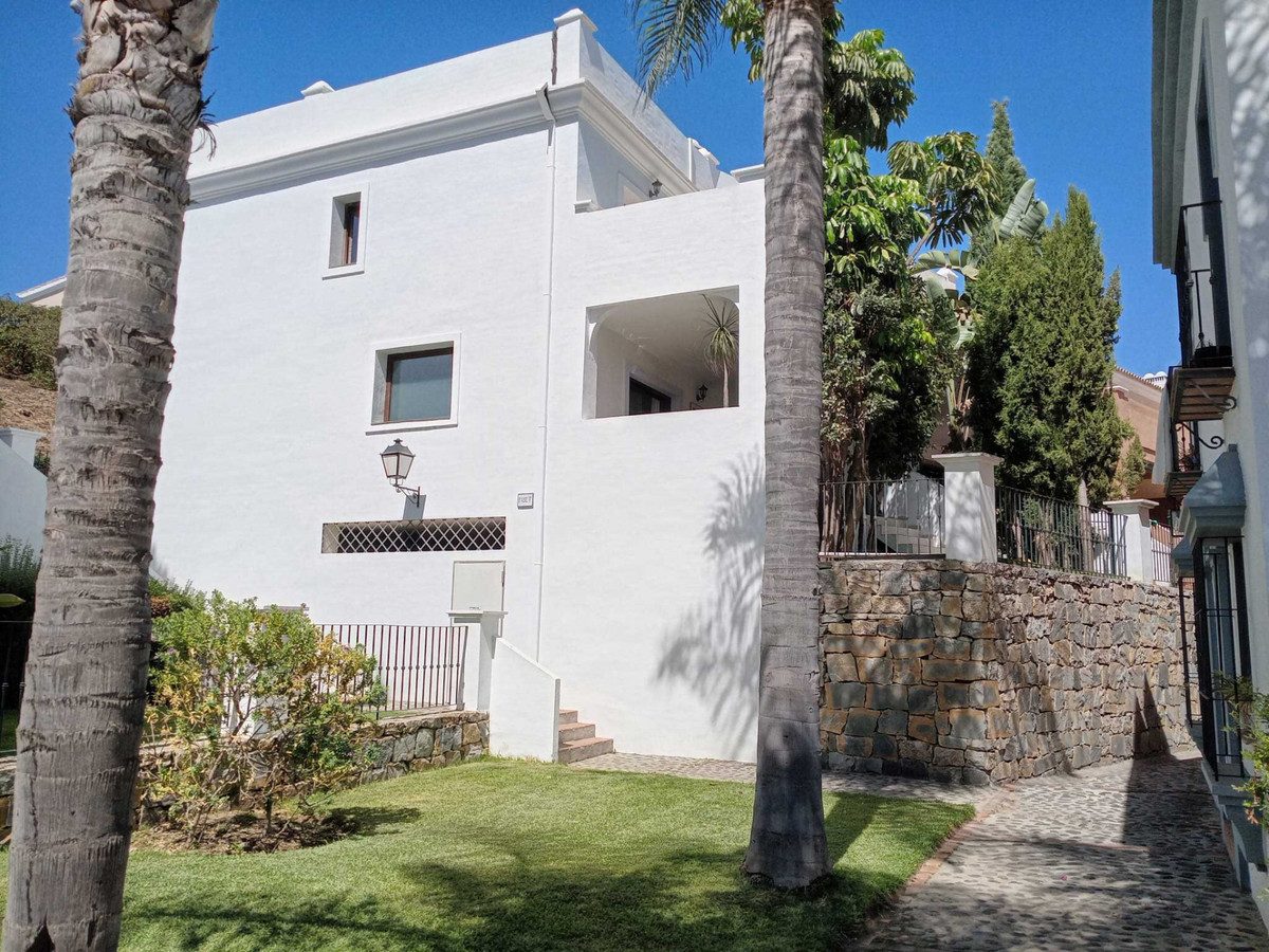 Townhouse in El Paraiso, Costa del Sol – 3 beds – 756000 € - photo 1 of 22