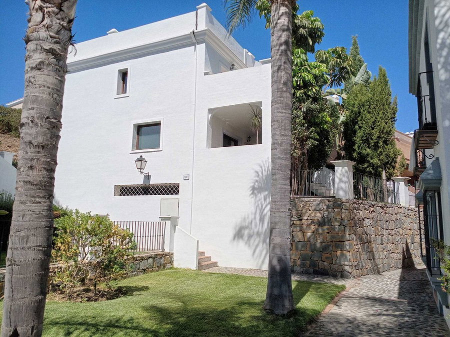 Townhouse in El Paraiso, Costa del Sol – 3 beds – 756000 € - photo 1 of 22