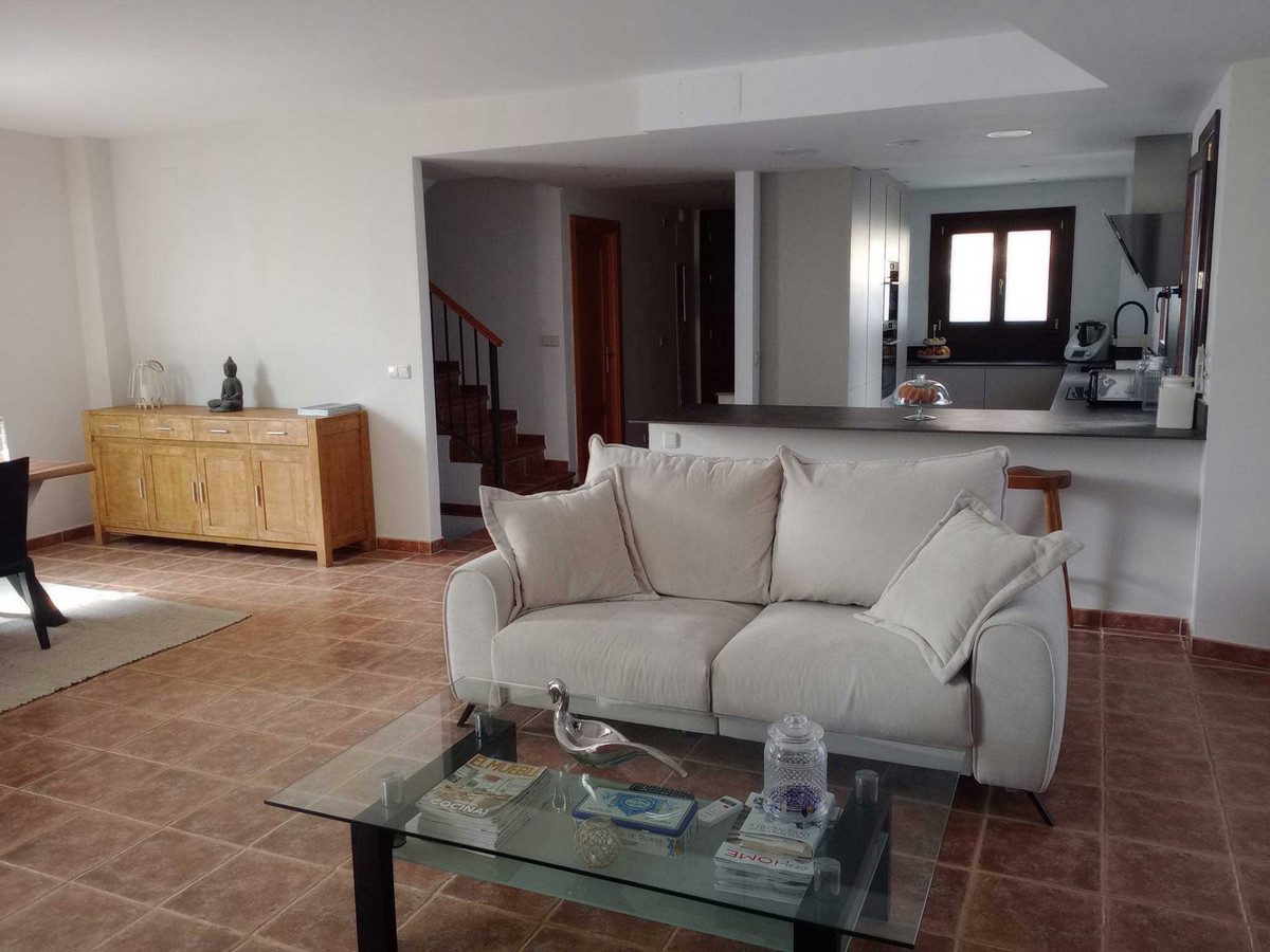 Townhouse in El Paraiso, Costa del Sol – 3 beds – 756000 € - photo 8 of 22