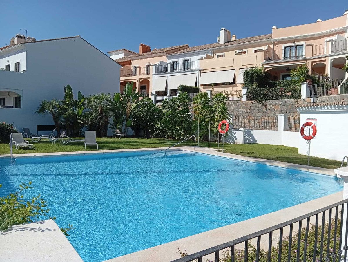 Townhouse in El Paraiso, Costa del Sol – 3 beds – 756000 € - photo 9 of 22