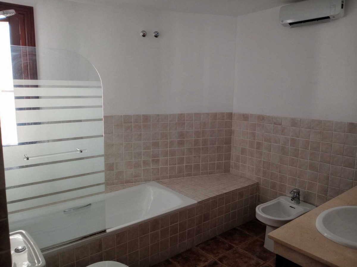 Townhouse in El Paraiso, Costa del Sol – 3 beds – 756000 € - photo 20 of 22