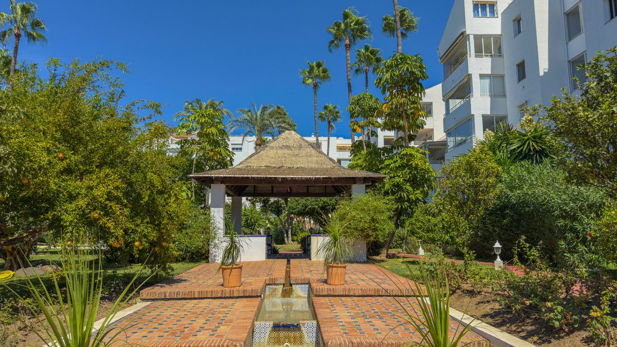 Middle Floor Apartment in Estepona, Costa del Sol – 2 beds – 350000 € - photo 2 of 22