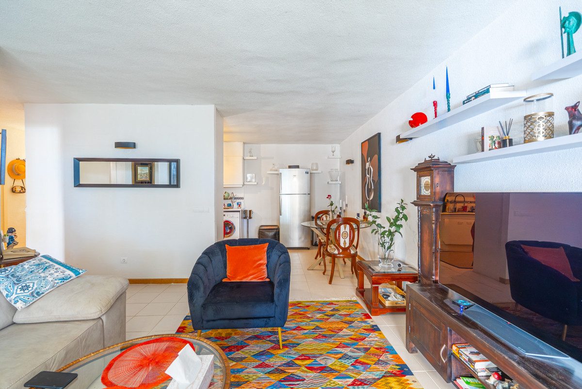 Middle Floor Apartment in Estepona, Costa del Sol – 2 beds – 350000 € - photo 8 of 22