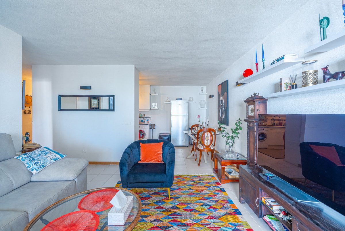 Middle Floor Apartment in Estepona, Costa del Sol – 2 beds – 350000 € - photo 10 of 22